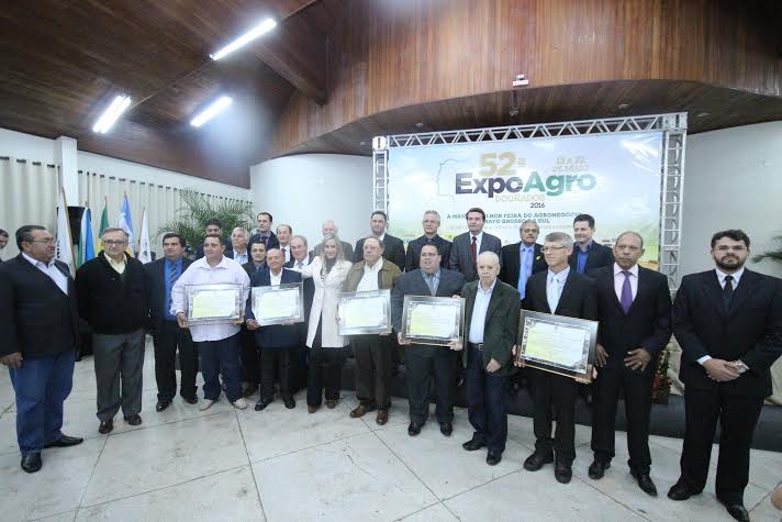 Vereadores e autoridades com produtores homenageadas na sessão solene realizada pela Câmara de Dourados e pelo Sindicato Rural (Thiago Morais/CMD)