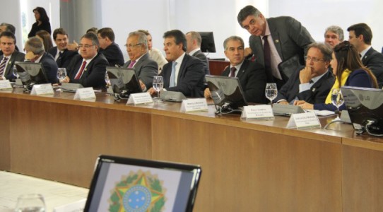 Governador Reinaldo Azambuja participou, em Brasília, da reunião que definiu o congelamento da dívida dos Estados com a União - (Foto: Divulgação)