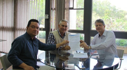 Estado entregou à Prefeitura Municipal de Brasilândia a licença prévia do Imasul para a implantação da área que contará com 100 hectares, denominado Polo Industrial Arara Azul (Foto: Assessoria)