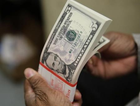 Pacote de notas de cinco dólares dos Estados Unidos são inspecionados em Washington, nos EUA 26/03/2015 REUTERS/Gary Cameron/File Photo