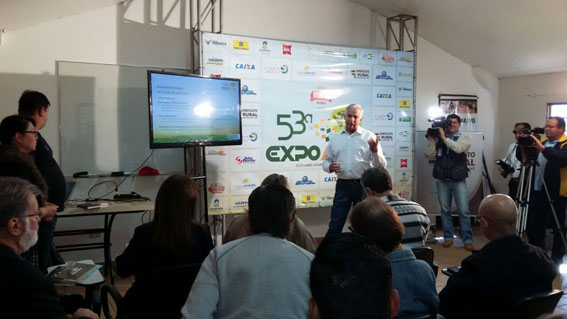 Presidente do Sindicato Rural Lúcio da Malha apresenta a exposição à jornalistas . (Foto: Dênes de Azevedo)