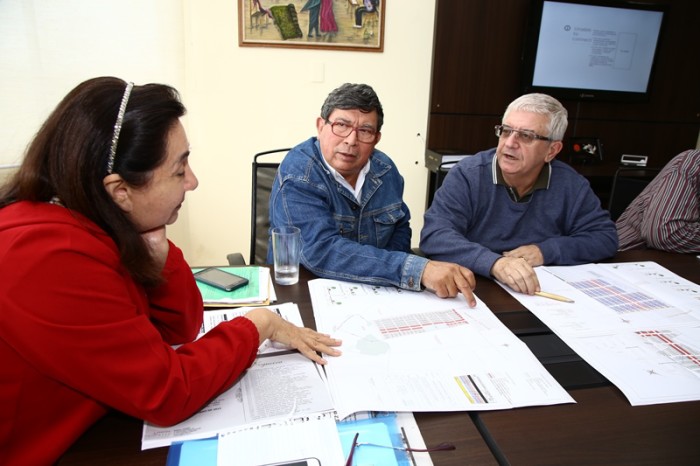 Reunião na Prefeitura com representante da construtora paulista que fará a construção de moradias em Dourados​. (Fotos – A. Frota).