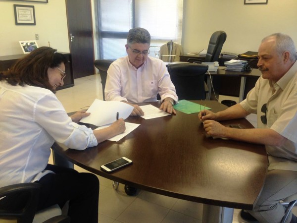 Secretário estadual de Fazenda, Marcio Monteiro, firma convênio com prefeita Delia Razuk e o secretario João Fava Neto. (Foto: Divulgação)