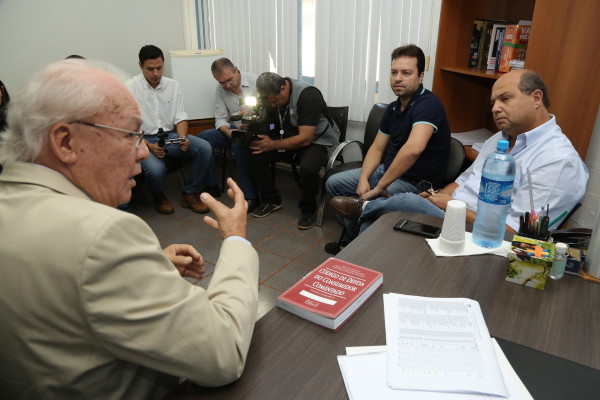 Diretor do Procon em Dourados, Mário Cerveira, se reuniu com representantes do Sinpetro-MS. (Foto: A. Frota).