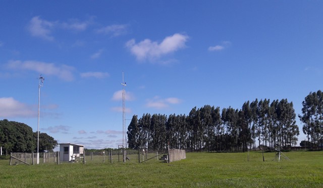 Em janeiro de 2001, a estação agrometeorológica de Dourados foi automatizada. Desde então, novos sensores estão sendo inseridos as estações agrometeorológicas da Embrapa Agropecuária Oeste com o objetivo de coletar novos dados. (Foto: Christiane Comas).